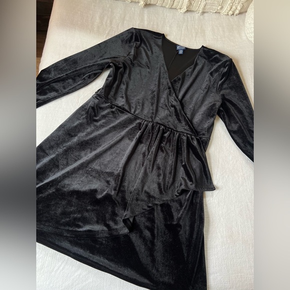 Scoop NYC Dresses & Skirts - Black Velvet V-Neck Long Sleeve Dress size XL